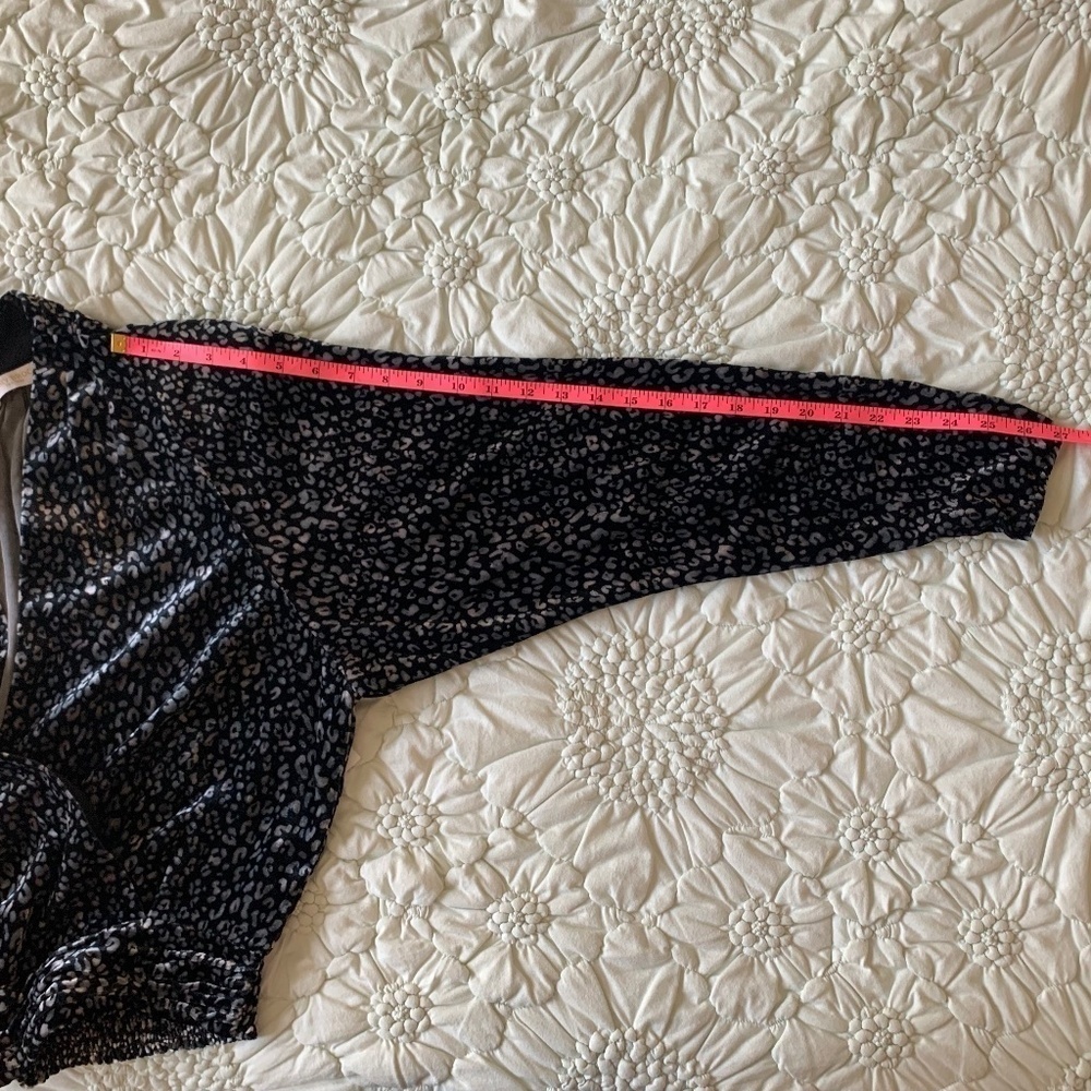 RAMY BROOK Jordyn Velvet Top w/deep-v neckline, Black/Grey Leopard Print Sz XS - Picture 9 of 11